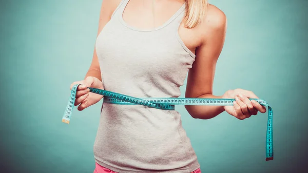 Fitness tjej mäta hennes midja — Stockfoto