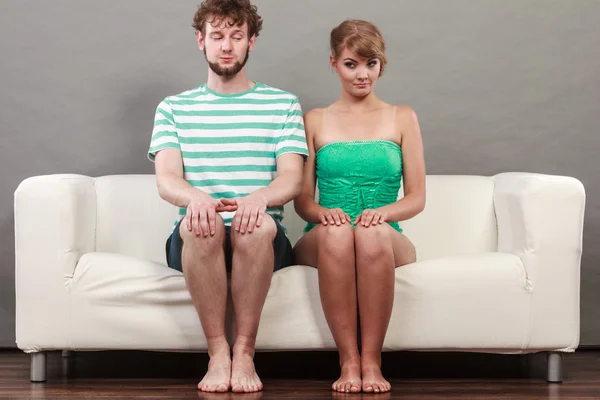 Женщина и мужчина сидят на диване . — стоковое фото
