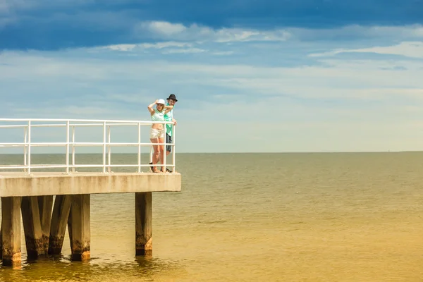Aimant couple hipster sur jetée de mer — Photo