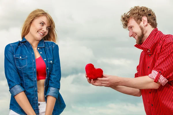 Cuplu îndrăgostit de inima roșie — Fotografie, imagine de stoc