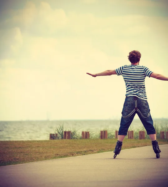 Jeune homme roller en plein air — Photo