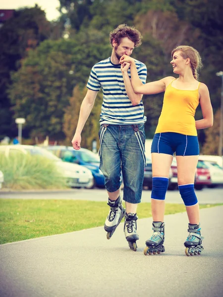 Jovem casal em patins Fotos De Bancos De Imagens Sem Royalties