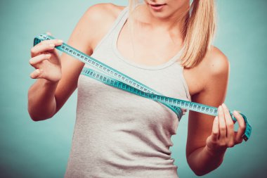 Fitness kız göğüslerini ölçme