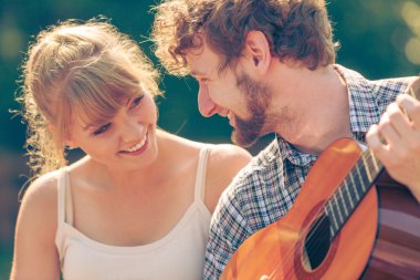 Genç çift kamp oyun gitar açık