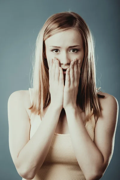 Verbaasd vrouw die betrekking hebben op haar mond met handen — Stockfoto