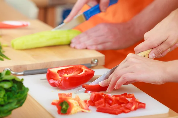 Pareja preparando ensalada de verduras frescas. Dieta —  Fotos de Stock