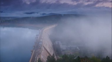 Zaman aşımı. Sabah sisi, İspanya 'nın kuzeyindeki Palencia, Kastilya ve Leon bölgesindeki Kamp Barajı' nda ilerliyor..