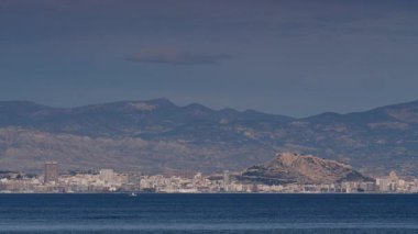 Alicante, Valencia, İspanya - 11 Aralık 2019: Benacantil Dağı 'ndaki Santa Barbara Kalesi' nin ve Akdeniz kıyıları manzaralı. İspanya, costa blanca.