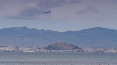 Costa Blanca sahil şeridi, kıyı şeridi, İspanya alacant şehri ve uçakla uçuyor. Seyahat.