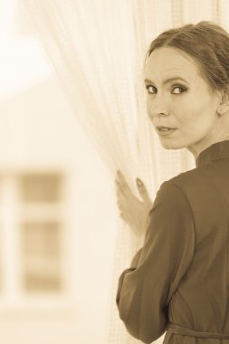 Pencereden bakan kadın