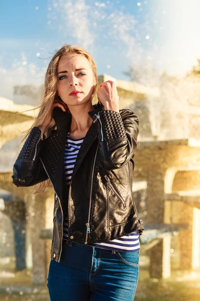 Mulher posando contra fonte da cidade — Fotografia de Stock