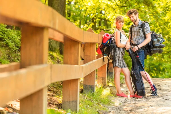 Hiking young couple with backpacks — Stok fotoğraf