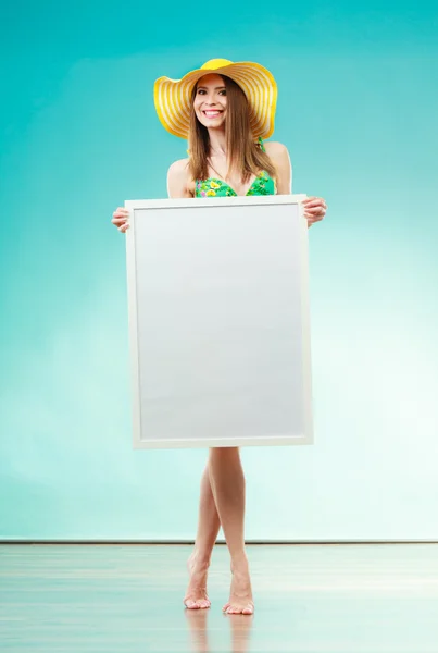 Woman in bikini holds presentation board — ストック写真