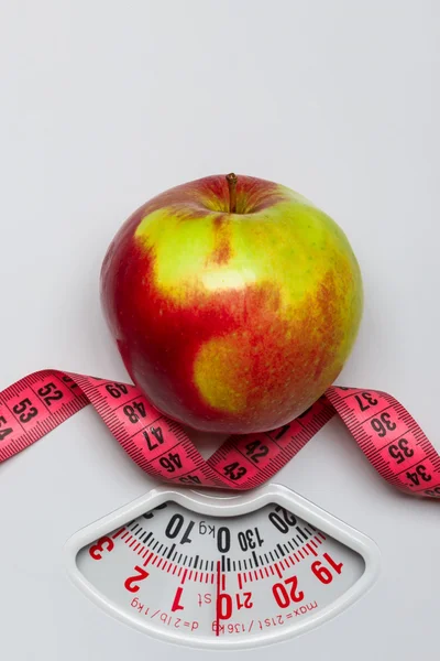 Apple with measuring tape — Stock Photo, Image