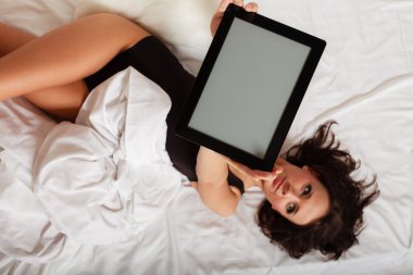 Seksi tembel kız tablet ile yalan