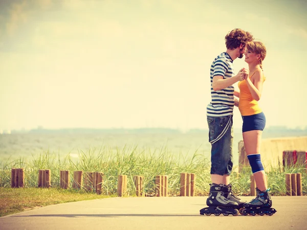 Jovem casal em patins — Fotografia de Stock