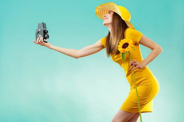 Summer woman holds sunflower — Stock Photo, Image