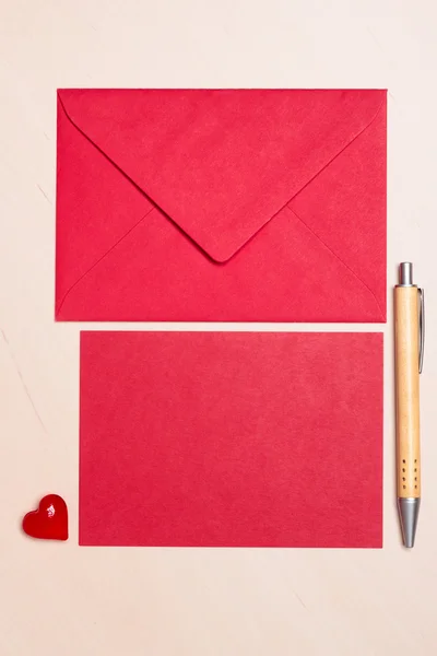 Papel vermelho em branco e envelope — Fotografia de Stock