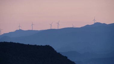 Rüzgar türbinleri sabah dağlarda güç jeneratörü çiftliği, tabernas çölü, Endülüs İspanya. Alternatif temiz enerji, eko enerji üretimi.
