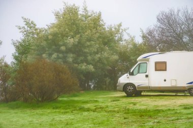 Doğada kamp yapmak. Sisli bir günde kamp alanında bir kamp aracı. Kış zamanı yolculuk.