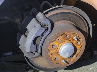 Araba serviste tamir ediliyor. Otomobilin tekerlek montajının ayrıntıları. Otomatik fren sistemi