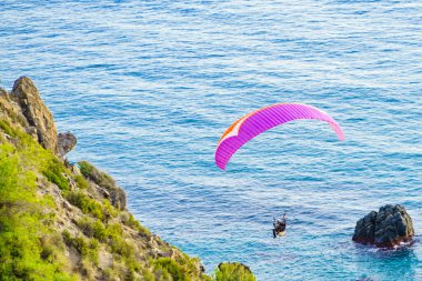 Paraglider sahil kıyısında uçuyor. Paragliding. Sıra dışı spor.