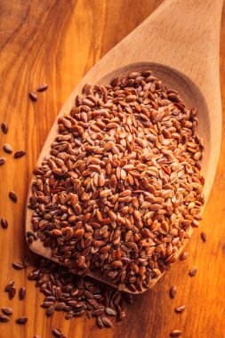 Üzerinde tahta kaşık keten tohumu keten tohumu