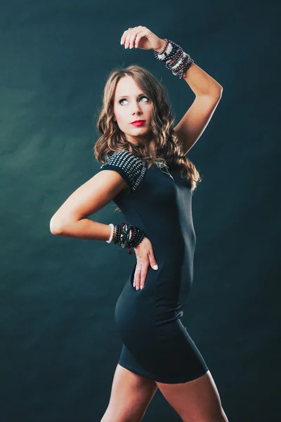 Mujer con joyas en vestido de noche negro —  Fotos de Stock