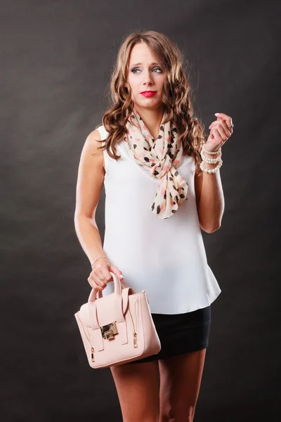 Fashionabla flicka håller väska handväska. — Stockfoto