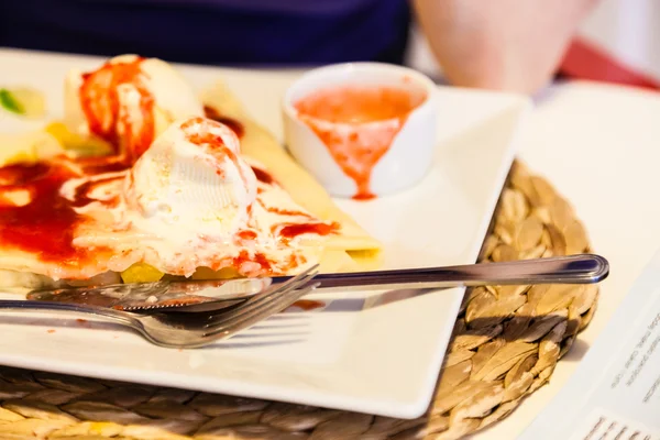 Pancake with ice cream and strawberry sauce — Stock Photo, Image