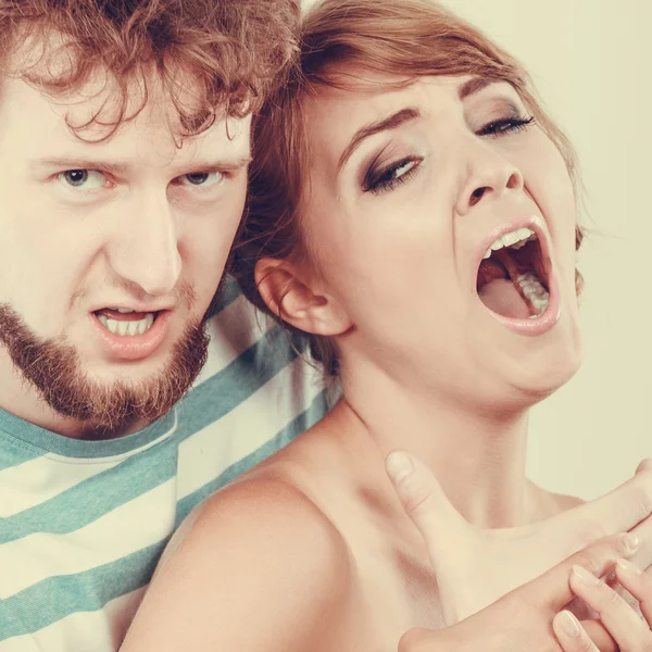 Angry man strangling screaming woman, violence — Stock Photo, Image