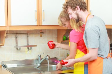 Mutfakta taze sebze yıkama Çift