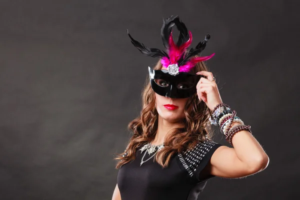 闇のカーニバル ベネチアン マスクを持つ女性 — ストック写真
