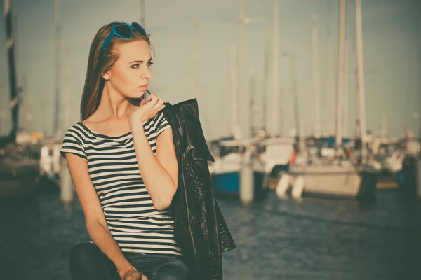 Femme dans la marina contre des yachts dans le port — Photo