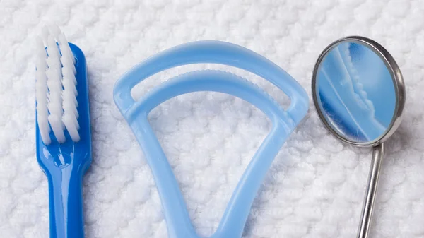 Синяя зубная щетка с зубными инструментами — стоковое фото