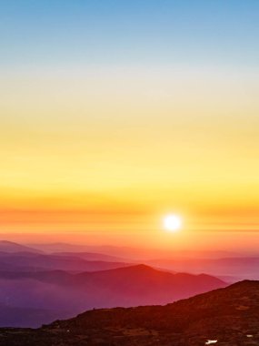 Bulutların üstünde yanan günbatımı. Portekiz 'deki Serra da Estrela' nın Torre Dağı tepesinden görüntü.