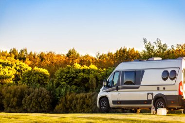 Kamp aracı doğada kamp yapıyor. Karavanla git..