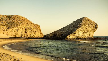 Monsul plajı. Kıyı manzarası, Cabo de Gata Nijar Doğal Parkı, Almerya, Endülüs, İspanya.