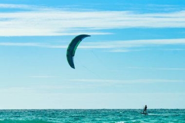 Uçurtma kaykayı. Uçurtma sörfçüsü dalgalarda sörf yapar. Spor aktivitesi. Uçurtma Eylemi.