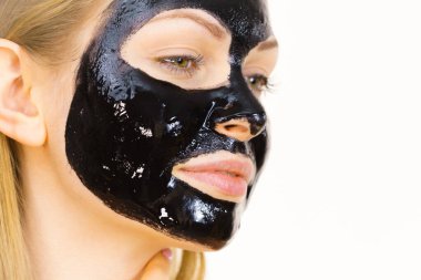 Yüzünde kozmetik olan genç bir kadın, karbonhidrat temizleme maskesi. Spa tedavisi. Cilt bakımı.