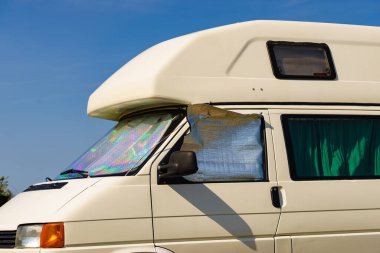 İç termal ekranlı karavan yazın doğada kamp yapan pencere camında kör. Karavanla seyahat ediyorum. Karavan tatili.