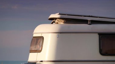 Deniz kıyısında katlanır çatılı vahşi kamp yapan karavan. Capicorb, Valencia bölgesi İspanya. Seyahat, gezici evle tatil.