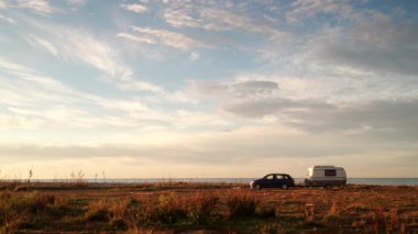 Karavan karavanı deniz kıyısında kamp yapıyor. Capicorb, Valencia bölgesi İspanya. Seyahat, gezici evle tatil.