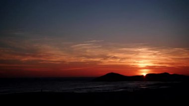 Akşamları deniz manzarası, deniz suyunda gün batımı. Gece çöküyor. Calblanque Park, Murcia İspanya 'daki doğa manzarası. Zaman penceresi