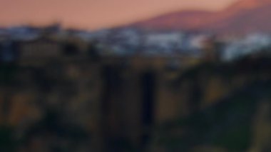 İspanya 'da turistik bir yer. Endülüs 'teki Guadalevin Nehri üzerindeki Puente Nuevo Köprüsü. Seyahat güzergahı, akşam saatlerinde dönüm noktası. Odaklanmayı yakınlaştır.