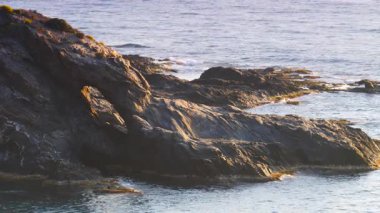 Deniz manzarası. Kaya oluşumları olan İspanyol deniz kıyıları. Mavi sakin su. Almerya İspanya 'da Akdeniz kıyıları.