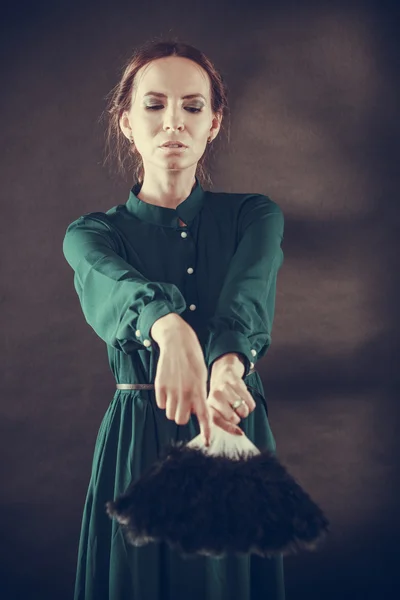 Vintage pani z wentylator pióro na ciemny — Zdjęcie stockowe