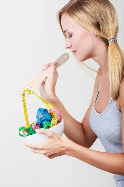 Dieta. Chica con cintas métricas de colores en tazón —  Fotos de Stock