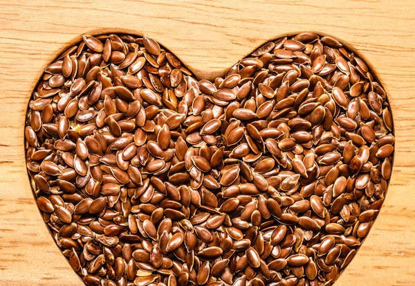 Surowe nasiona lnu len kształcie serca — Zdjęcie stockowe