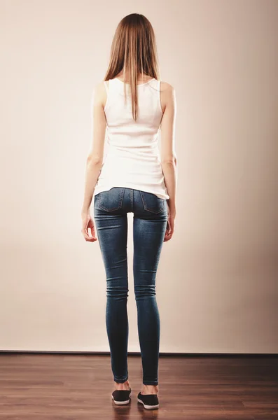 Menina comprimento total em calças jeans branco branco vista traseira superior — Fotografia de Stock